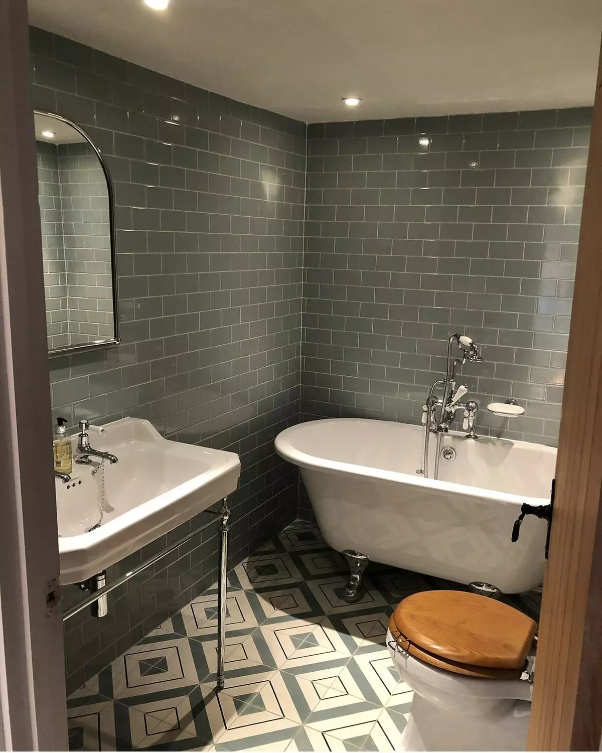 Desain kamar mandi dikombinasikan dengan toilet persegi ke-3. M (76 foto): Kamar mandi desain interior dengan mesin cuci, meletakkan ruangan kecil 10068_59