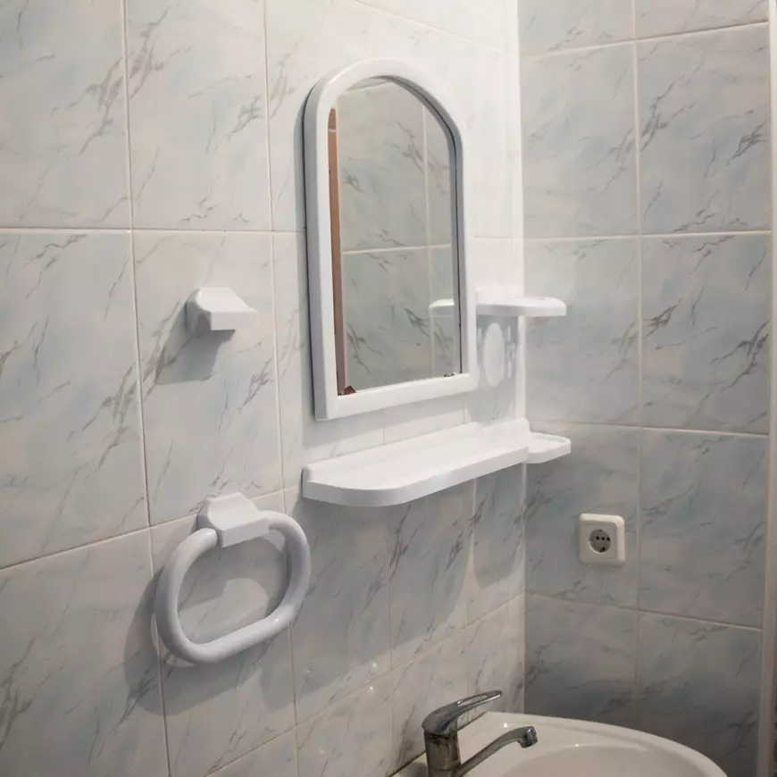 Setél nganggo eunteung kanggo kamar mandi: Iklar tina kaca spion plastik. Kumaha milih? 10070_17
