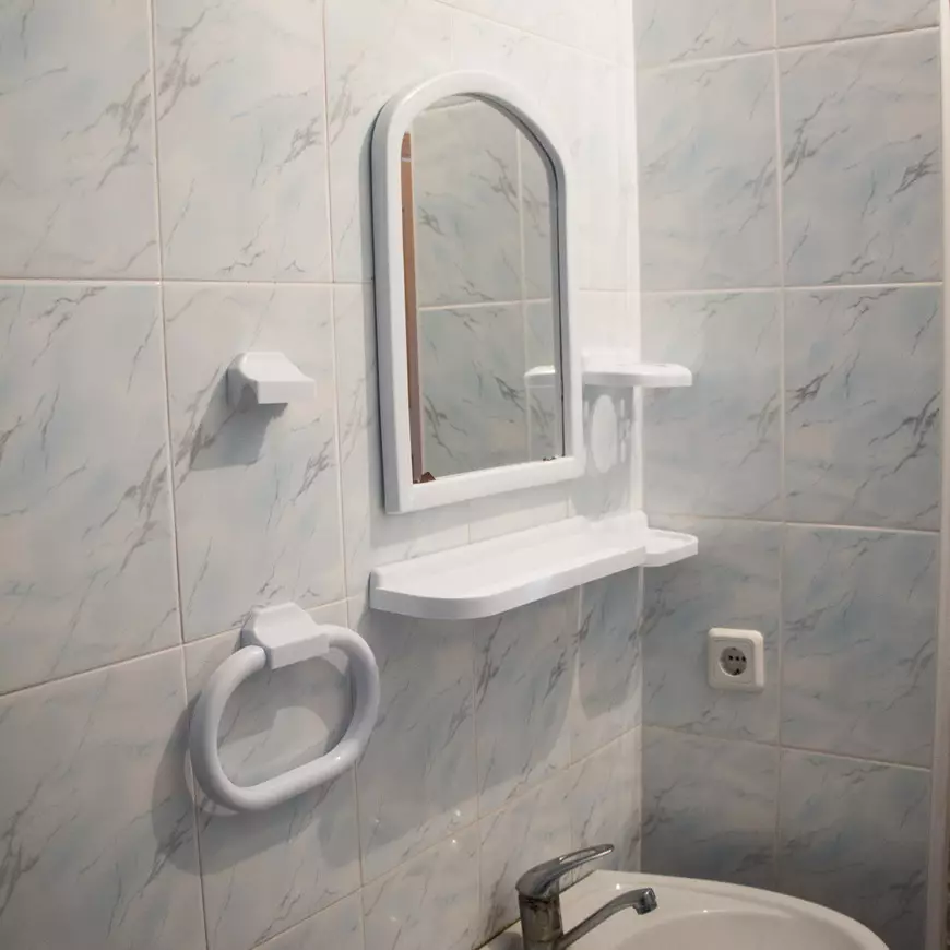 Conjuntos con un espejo para baños: Descripción general de los conjuntos de espejos de plástico. ¿Como escoger? 10070_17