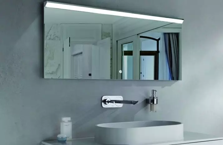 Fűtött tükör a fürdőszobában: Hogyan válasszunk tükör megvilágítással, óra és anti-síkság a fürdőszobában? Fűtési tükrök jellemzői 10072_19