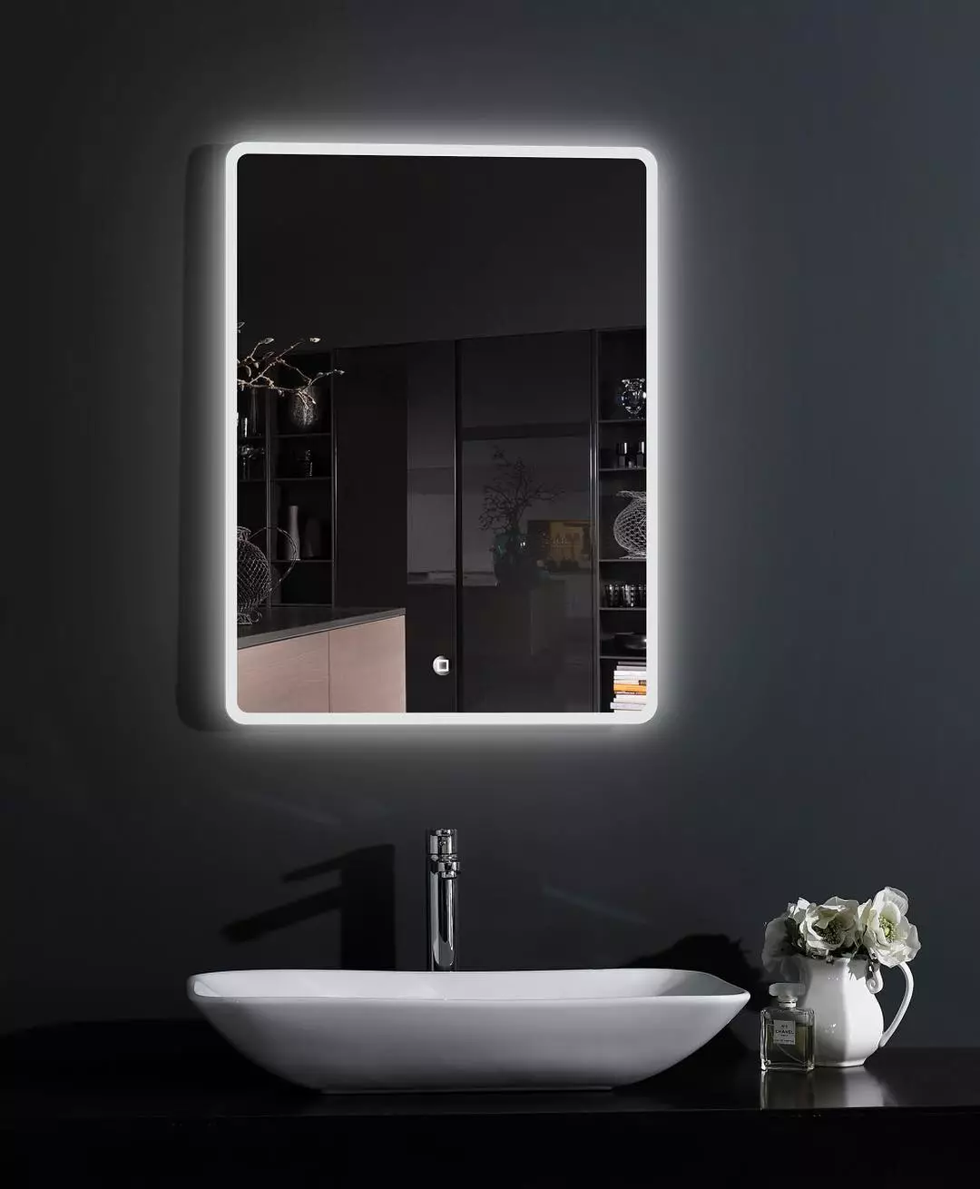 Pasqyrë e nxehtë në banjo: Si të zgjidhni një pasqyrë me ndriçim, orë dhe anti-plain në banjo? Karakteristikat e pasqyrave të ngrohjes 10072_20