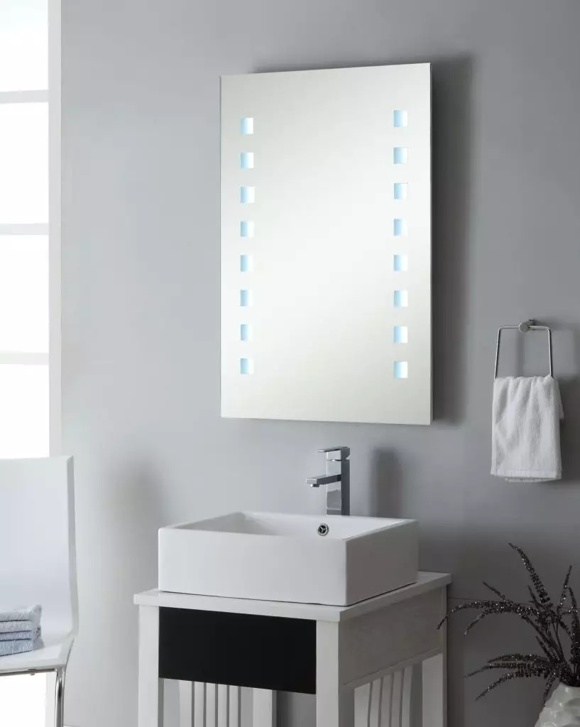 Pasqyrë e nxehtë në banjo: Si të zgjidhni një pasqyrë me ndriçim, orë dhe anti-plain në banjo? Karakteristikat e pasqyrave të ngrohjes 10072_22