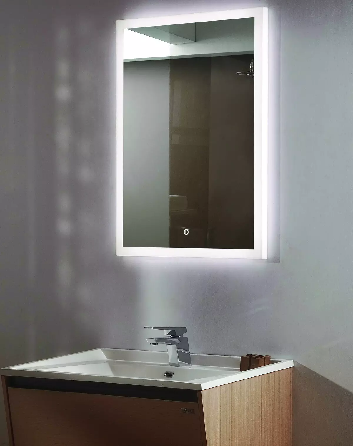 Cermin dipanaskan di kamar mandi: Cara memilih cermin dengan penerangan, jam dan anti-polos di kamar mandi? Fitur cermin pemanas 10072_28