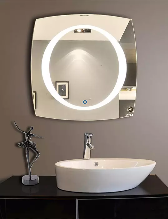 Oppvarmet speil på badet: Hvordan velge et speil med belysning, klokke og anti-ren på badet? Funksjoner i oppvarmingsspeil 10072_29