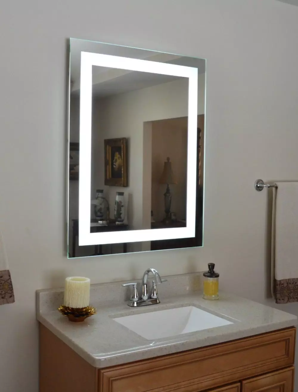 Lämmitetty peili kylpyhuoneessa: Kuinka valita peili valaistus, kello ja anti-tavallinen kylpyhuoneessa? Lämmityspeilien ominaisuudet 10072_33