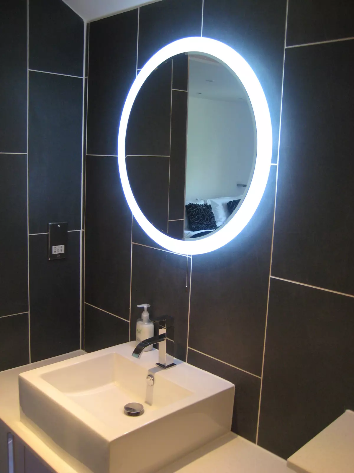 Espejo calentado en el baño: ¿Cómo elegir un espejo con iluminación, reloj y anti-llanado en el baño? Características de los espejos de calefacción. 10072_34