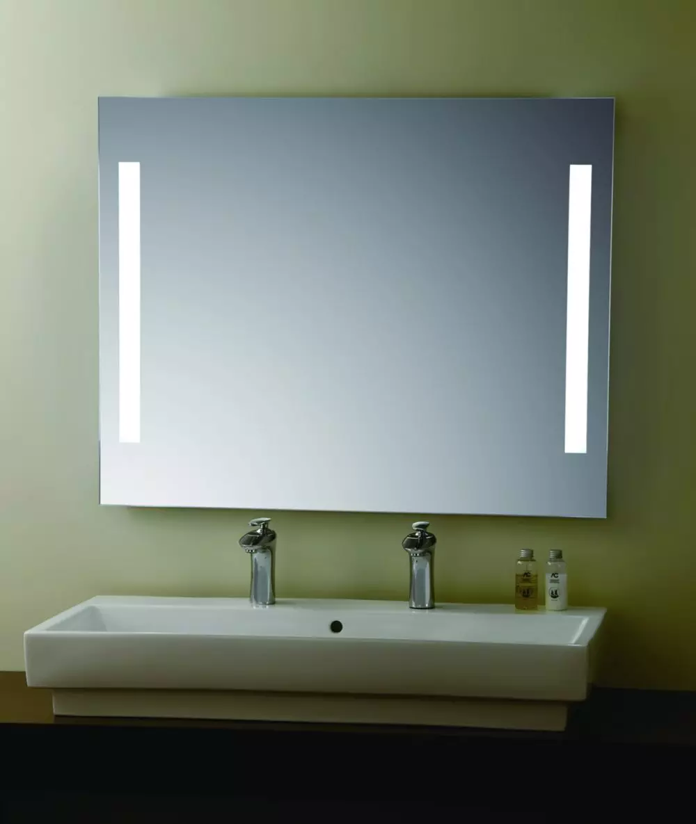 Šildomas veidrodis vonios kambaryje: Kaip pasirinkti veidrodį su apšvietimu, laikrodis ir anti-lygumoje vonioje? Šildymo veidrodžių savybės 10072_9