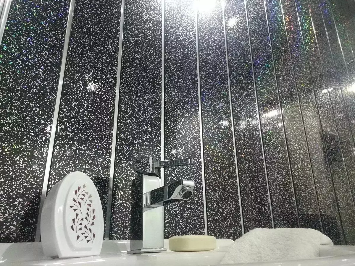 Paneles de baño (90 fotos): Acabado con paneles acrílicos resistentes a la humedad, Aquapanel deslizante con dibujo, comentarios 10075_18