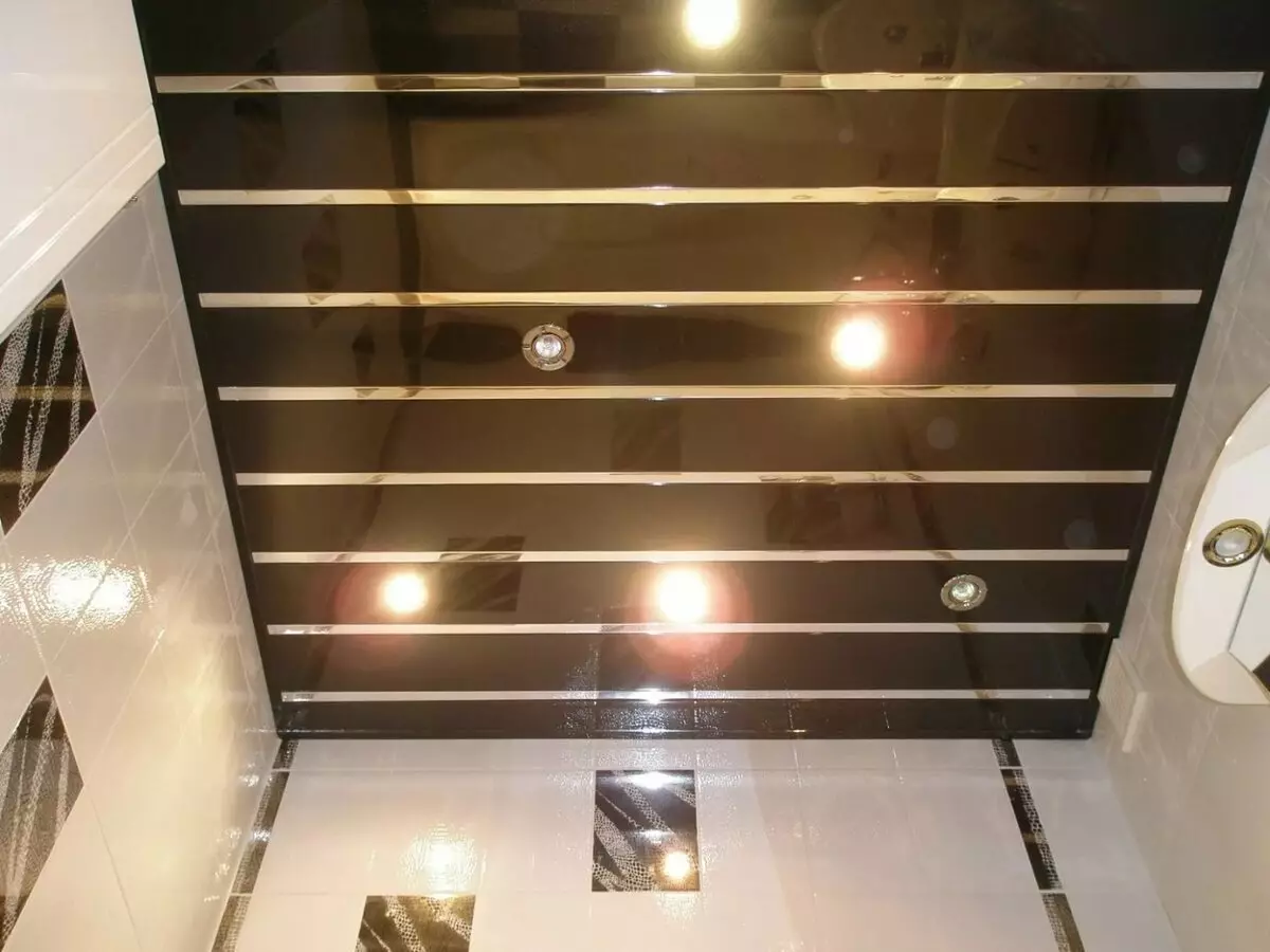 Badezimmerplatten (90 Fotos): Finishing mit feuchtigkeitsbeständigen Acrylpaneelen, Schiebe-Aquapanel mit Zeichnung, Bewertungen 10075_37