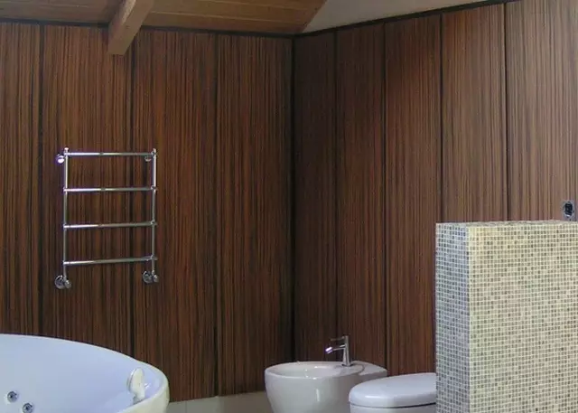 Paneles de baño (90 fotos): Acabado con paneles acrílicos resistentes a la humedad, Aquapanel deslizante con dibujo, comentarios 10075_57