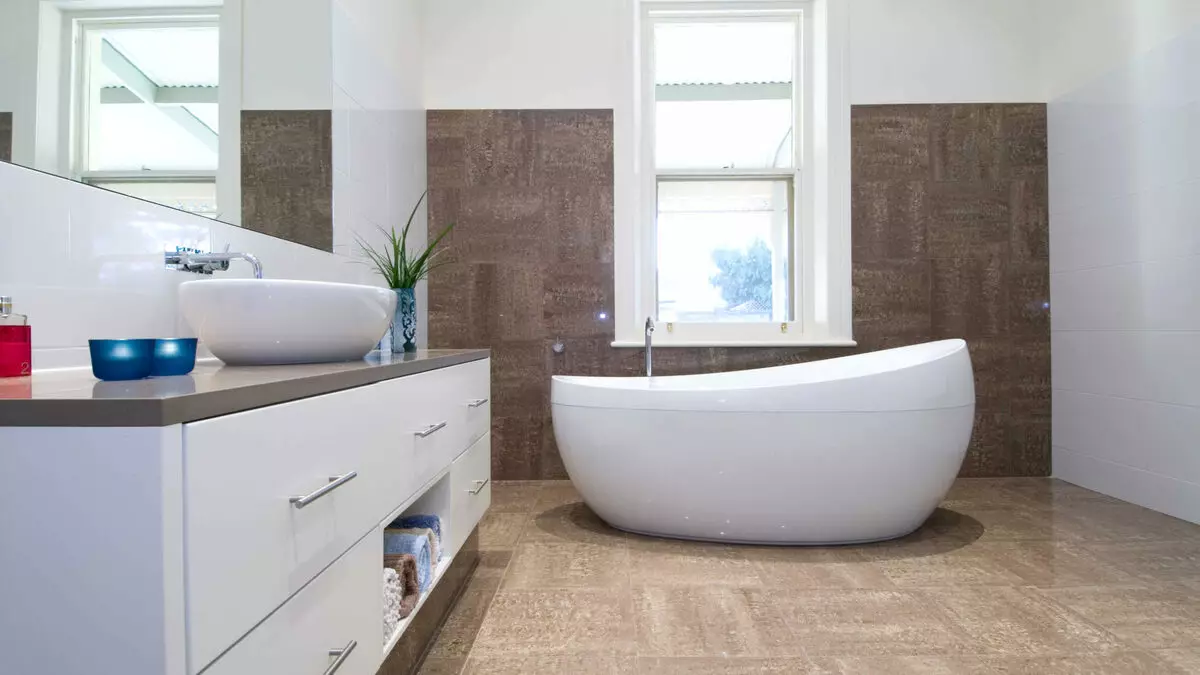 Paneles de baño (90 fotos): Acabado con paneles acrílicos resistentes a la humedad, Aquapanel deslizante con dibujo, comentarios 10075_79