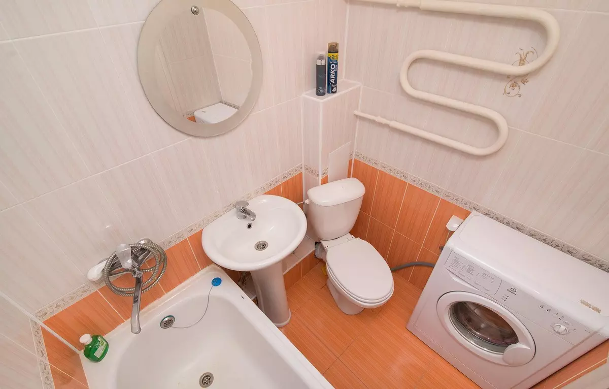Bathroom-dezajno kun neceseja kaj lavmaŝino (62 fotoj): ecoj de malgranda kombinita banĉambro, ĉambra aranĝo kun duŝejo, maŝino kaj neceseja bovlo 10078_10