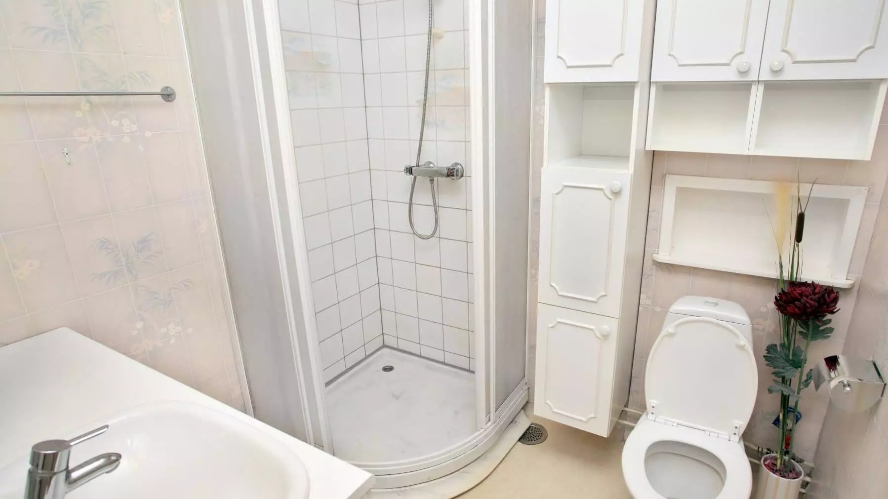Khrushchev（75枚の写真）にある浴室を組み合わせた浴室：トイレと組み合わせた小さなお風呂のデザイン。部屋はどんなサイズですか？洗濯機が付いているバスルームのインテリアデザインのアイデア 10081_11