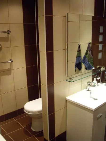 Khrushchev（75枚の写真）にある浴室を組み合わせた浴室：トイレと組み合わせた小さなお風呂のデザイン。部屋はどんなサイズですか？洗濯機が付いているバスルームのインテリアデザインのアイデア 10081_12