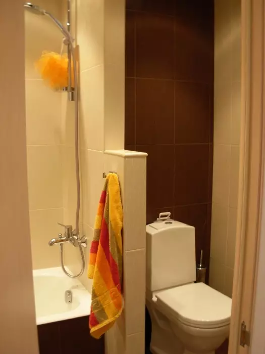 Khrushchev（75枚の写真）にある浴室を組み合わせた浴室：トイレと組み合わせた小さなお風呂のデザイン。部屋はどんなサイズですか？洗濯機が付いているバスルームのインテリアデザインのアイデア 10081_13