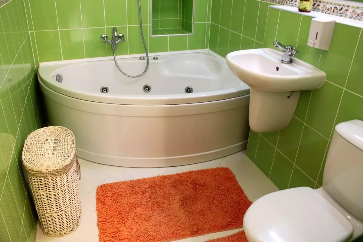 Khrushchev（75枚の写真）にある浴室を組み合わせた浴室：トイレと組み合わせた小さなお風呂のデザイン。部屋はどんなサイズですか？洗濯機が付いているバスルームのインテリアデザインのアイデア 10081_16