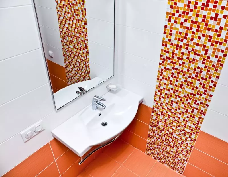 Khrushchev（75枚の写真）にある浴室を組み合わせた浴室：トイレと組み合わせた小さなお風呂のデザイン。部屋はどんなサイズですか？洗濯機が付いているバスルームのインテリアデザインのアイデア 10081_20