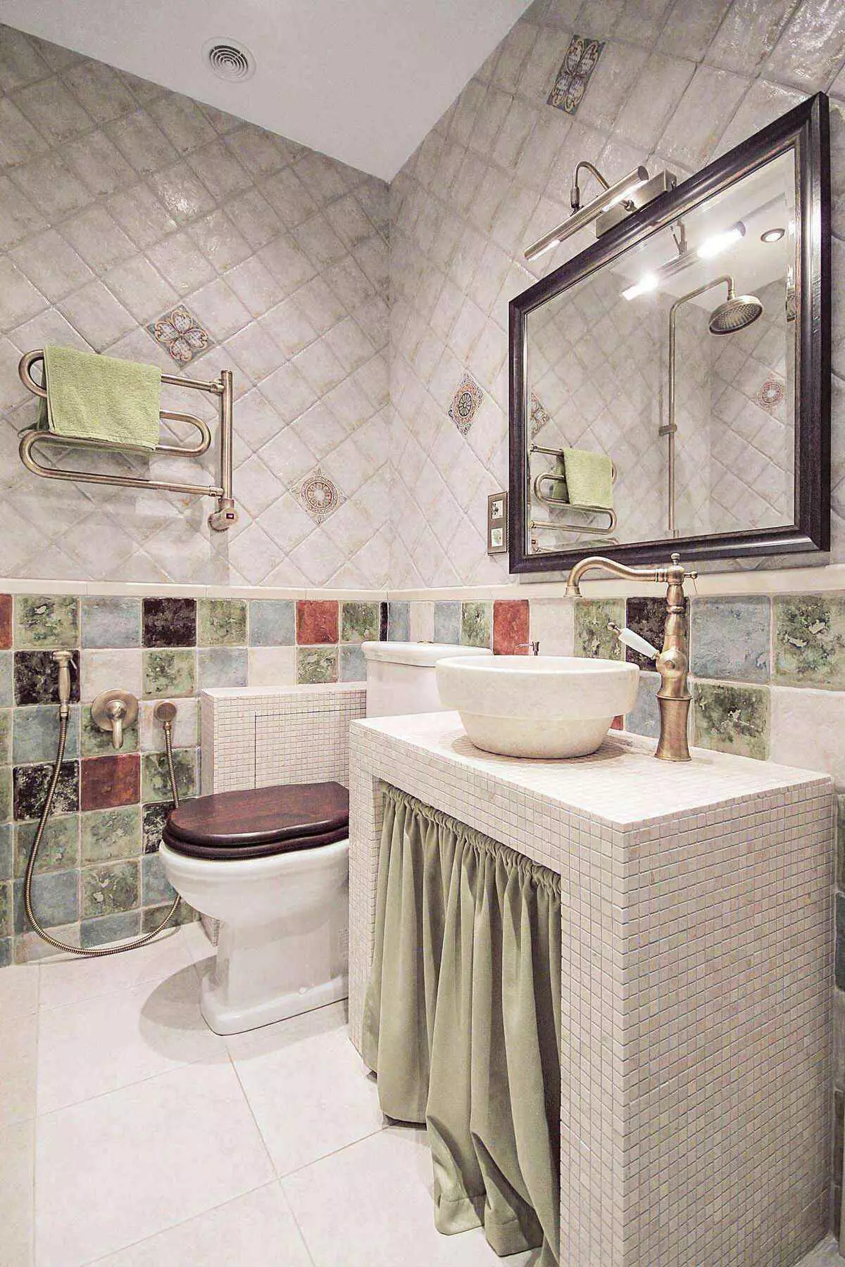 Khrushchev（75枚の写真）にある浴室を組み合わせた浴室：トイレと組み合わせた小さなお風呂のデザイン。部屋はどんなサイズですか？洗濯機が付いているバスルームのインテリアデザインのアイデア 10081_35