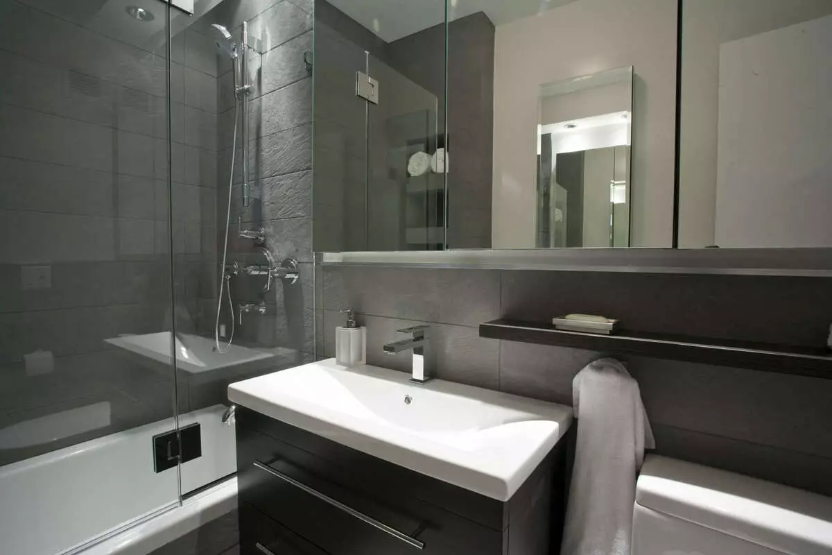 Khrushchev（75枚の写真）にある浴室を組み合わせた浴室：トイレと組み合わせた小さなお風呂のデザイン。部屋はどんなサイズですか？洗濯機が付いているバスルームのインテリアデザインのアイデア 10081_43