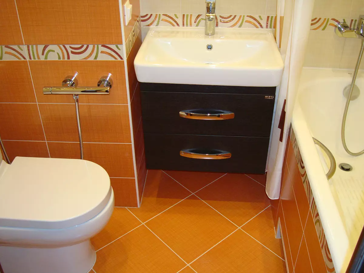 Khrushchev（75枚の写真）にある浴室を組み合わせた浴室：トイレと組み合わせた小さなお風呂のデザイン。部屋はどんなサイズですか？洗濯機が付いているバスルームのインテリアデザインのアイデア 10081_61