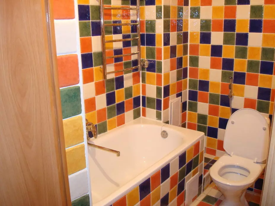 Khrushchev（75枚の写真）にある浴室を組み合わせた浴室：トイレと組み合わせた小さなお風呂のデザイン。部屋はどんなサイズですか？洗濯機が付いているバスルームのインテリアデザインのアイデア 10081_63
