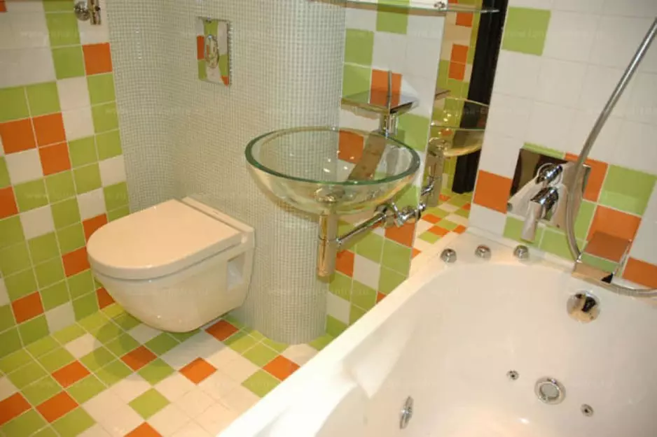 Khrushchev（75枚の写真）にある浴室を組み合わせた浴室：トイレと組み合わせた小さなお風呂のデザイン。部屋はどんなサイズですか？洗濯機が付いているバスルームのインテリアデザインのアイデア 10081_64