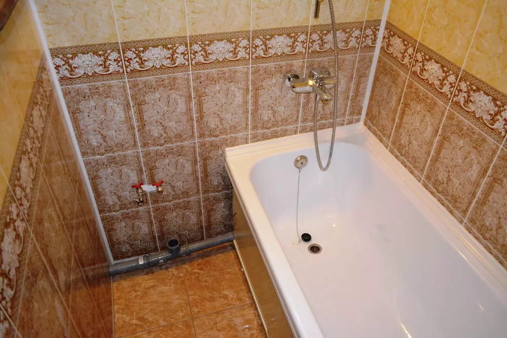 Khrushchev（75枚の写真）にある浴室を組み合わせた浴室：トイレと組み合わせた小さなお風呂のデザイン。部屋はどんなサイズですか？洗濯機が付いているバスルームのインテリアデザインのアイデア 10081_66