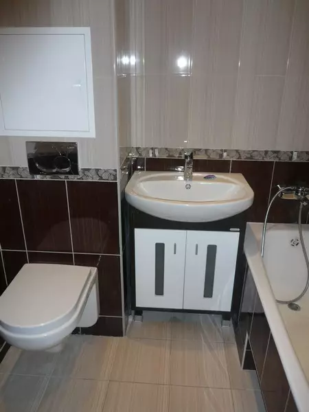 Khrushchev（75枚の写真）にある浴室を組み合わせた浴室：トイレと組み合わせた小さなお風呂のデザイン。部屋はどんなサイズですか？洗濯機が付いているバスルームのインテリアデザインのアイデア 10081_70