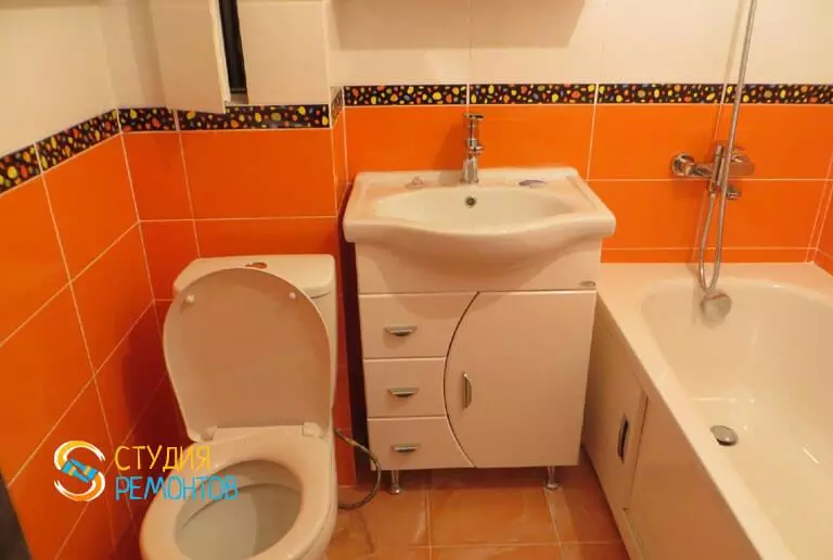 Khrushchev（75枚の写真）にある浴室を組み合わせた浴室：トイレと組み合わせた小さなお風呂のデザイン。部屋はどんなサイズですか？洗濯機が付いているバスルームのインテリアデザインのアイデア 10081_75