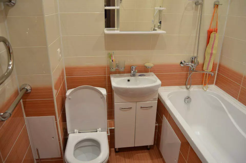 Khrushchev（75枚の写真）にある浴室を組み合わせた浴室：トイレと組み合わせた小さなお風呂のデザイン。部屋はどんなサイズですか？洗濯機が付いているバスルームのインテリアデザインのアイデア 10081_8