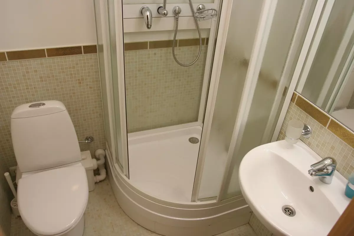 Khrushchev（75枚の写真）にある浴室を組み合わせた浴室：トイレと組み合わせた小さなお風呂のデザイン。部屋はどんなサイズですか？洗濯機が付いているバスルームのインテリアデザインのアイデア 10081_9