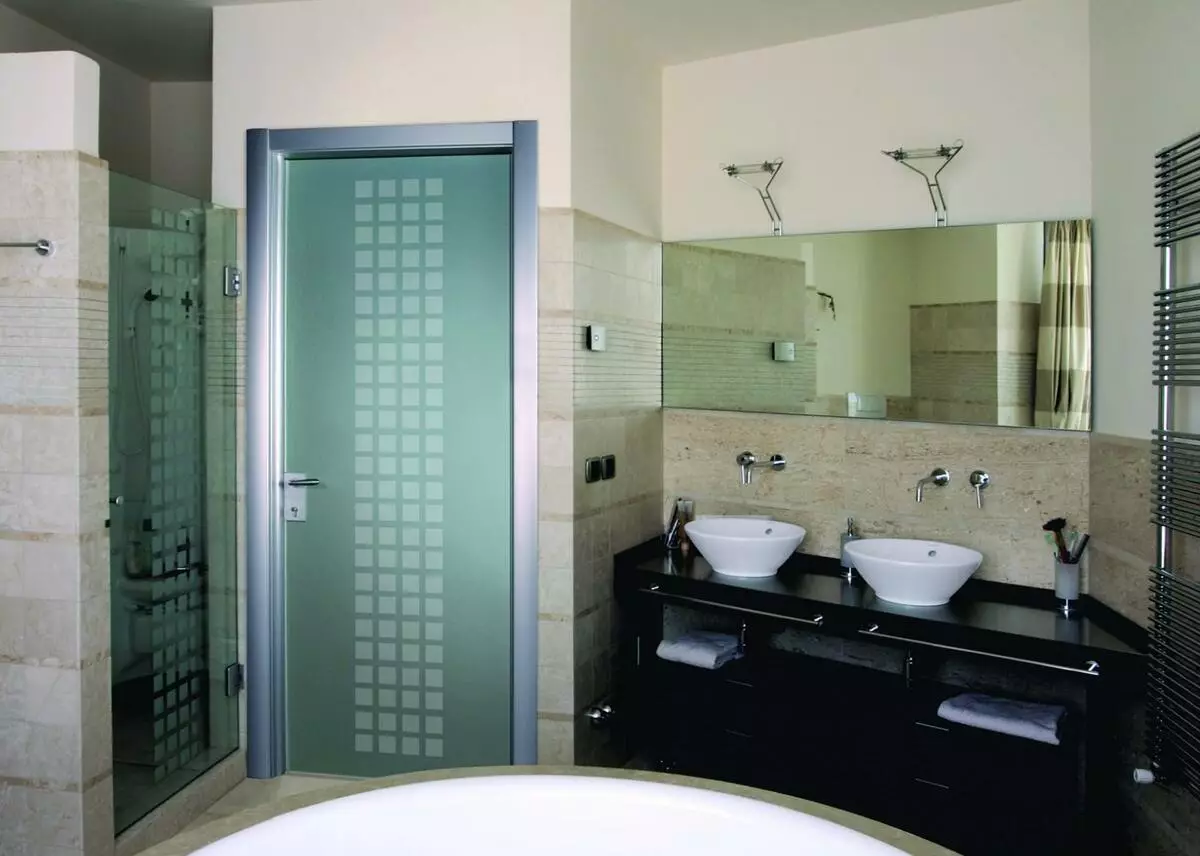 درهای حمام و توالت (81 عکس): چه چیزی بهتر است در اتاق قرار دهید؟ چگونه درها را برای حمام انتخاب کنید؟ مرور کلی مدل های پلاستیکی و کشویی، عرض و ابعاد دیگر درب ها 10083_2