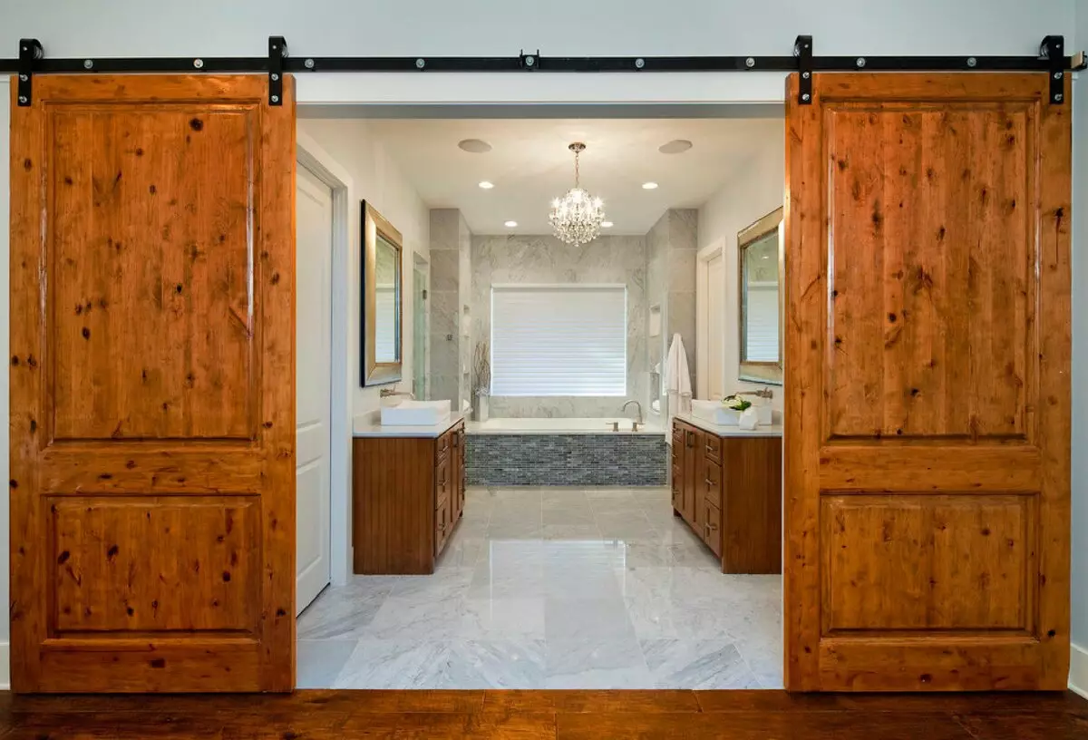 Kylpyhuoneen ja WC: n ovet (81 valokuvaa): Mikä on parempi laittaa huoneeseen? Kuinka valita ovet kylpyhuoneelle? Yleiskatsaus muovi- ja liukumalleista, leveydestä ja muista ovien ulottuvuuksista 10083_23