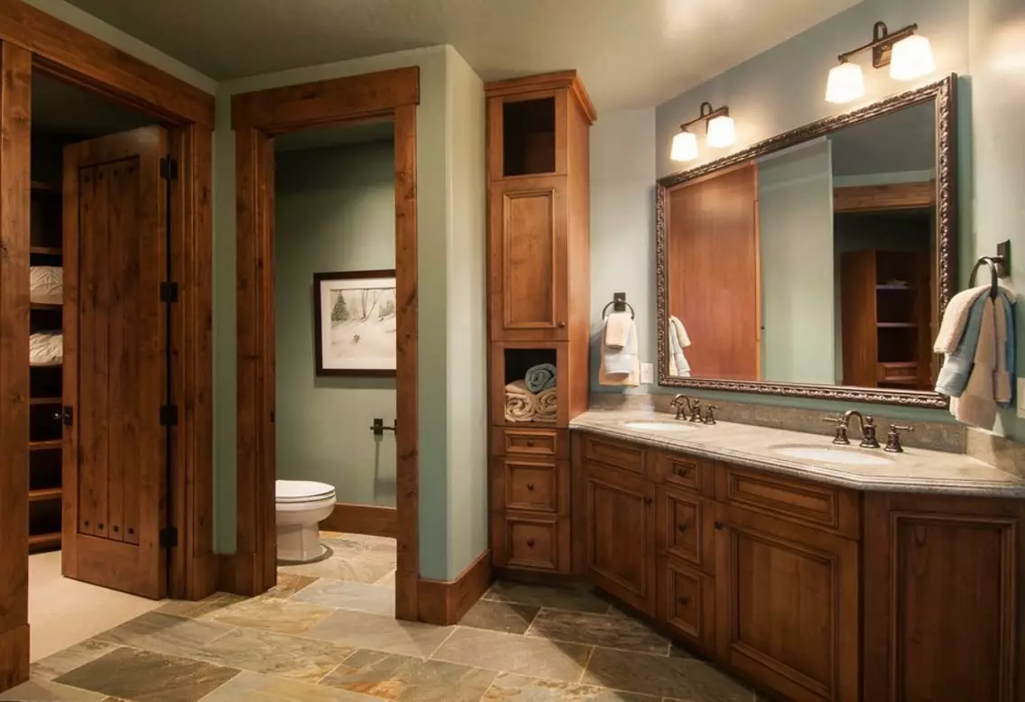 Dörrar till badrummet och toaletten (81 bilder): Vad bättre att sätta i rummet? Hur man väljer dörrarna för badrummet? Översikt över plast- och glidmodeller, bredd och andra dimensioner av dörrar 10083_24