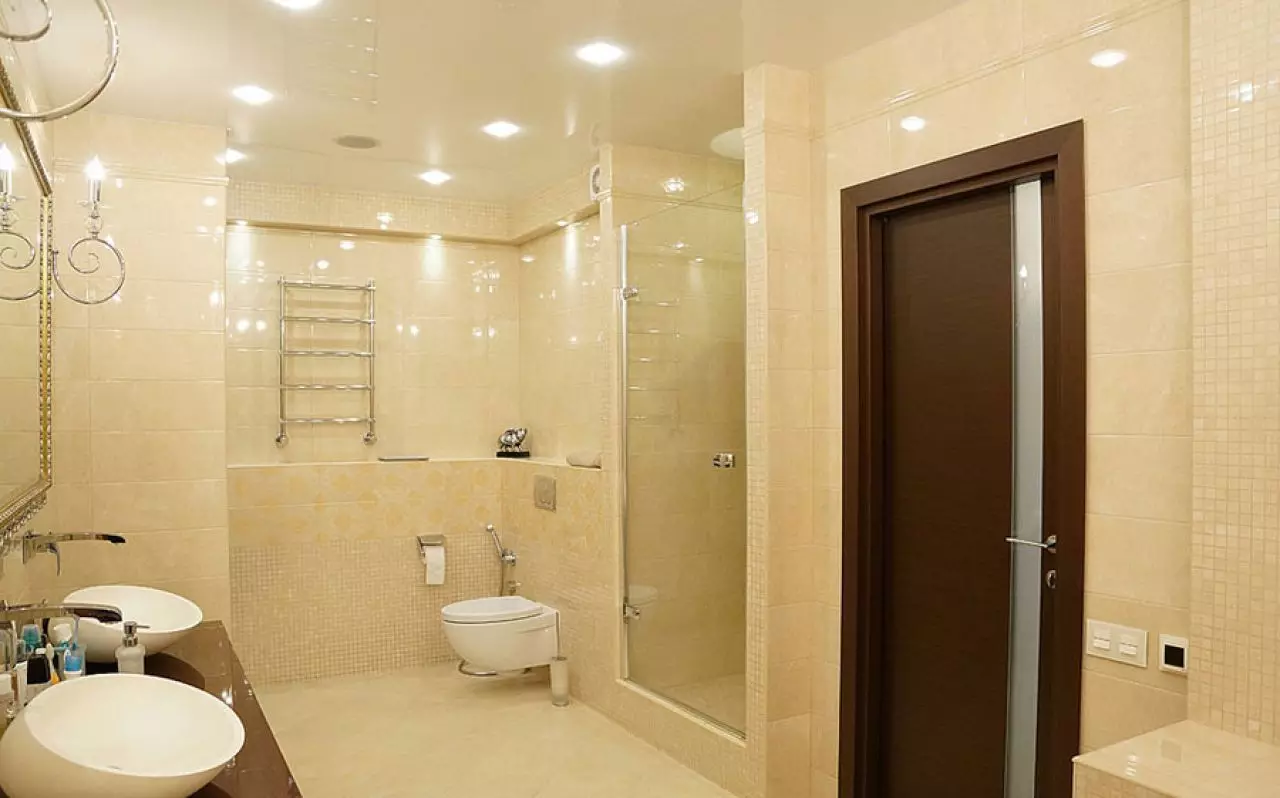 Врати за баня и тоалетна (81 снимки): Какво по-добре да се постави в стаята? Как да изберем вратите за банята? Преглед на пластмасови и плъзгащи модели, ширина и други размери на вратите 10083_27