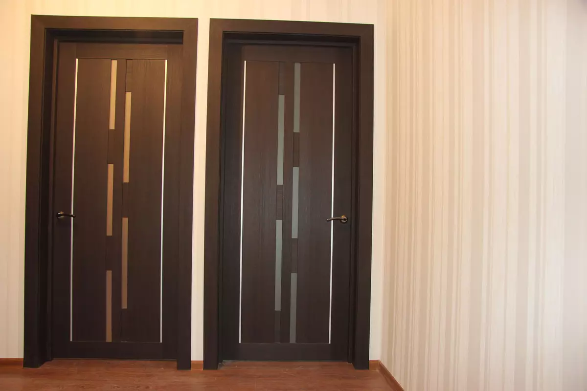Vonios kambario ir tualeto durys (81 nuotraukos): ką geriau įdėti į kambarį? Kaip pasirinkti vonios kambario duris? Plastikinių ir stumdomų modelių apžvalga, plotis ir kiti durų matmenys 10083_29