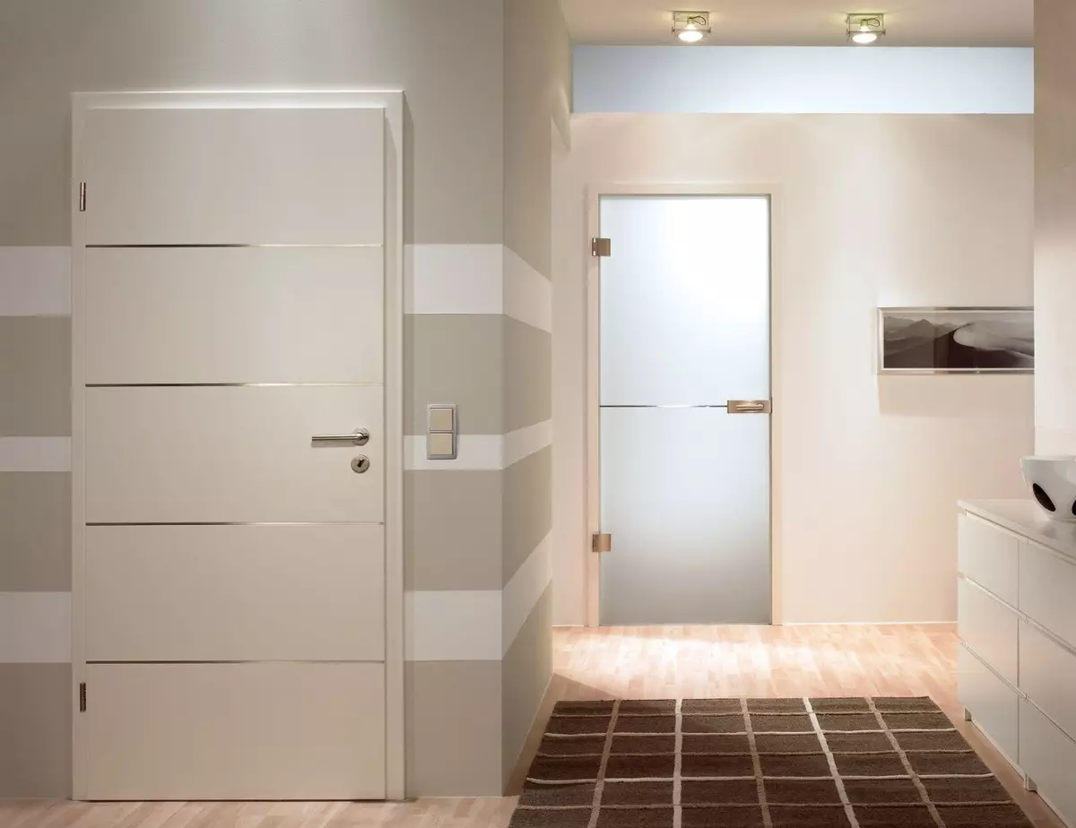 Døre til badeværelset og toilet (81 billeder): Hvad bedre at sætte i værelset? Hvordan vælger du dørene til badeværelset? Oversigt over plastik og glidende modeller, bredde og andre dimensioner af døre 10083_37