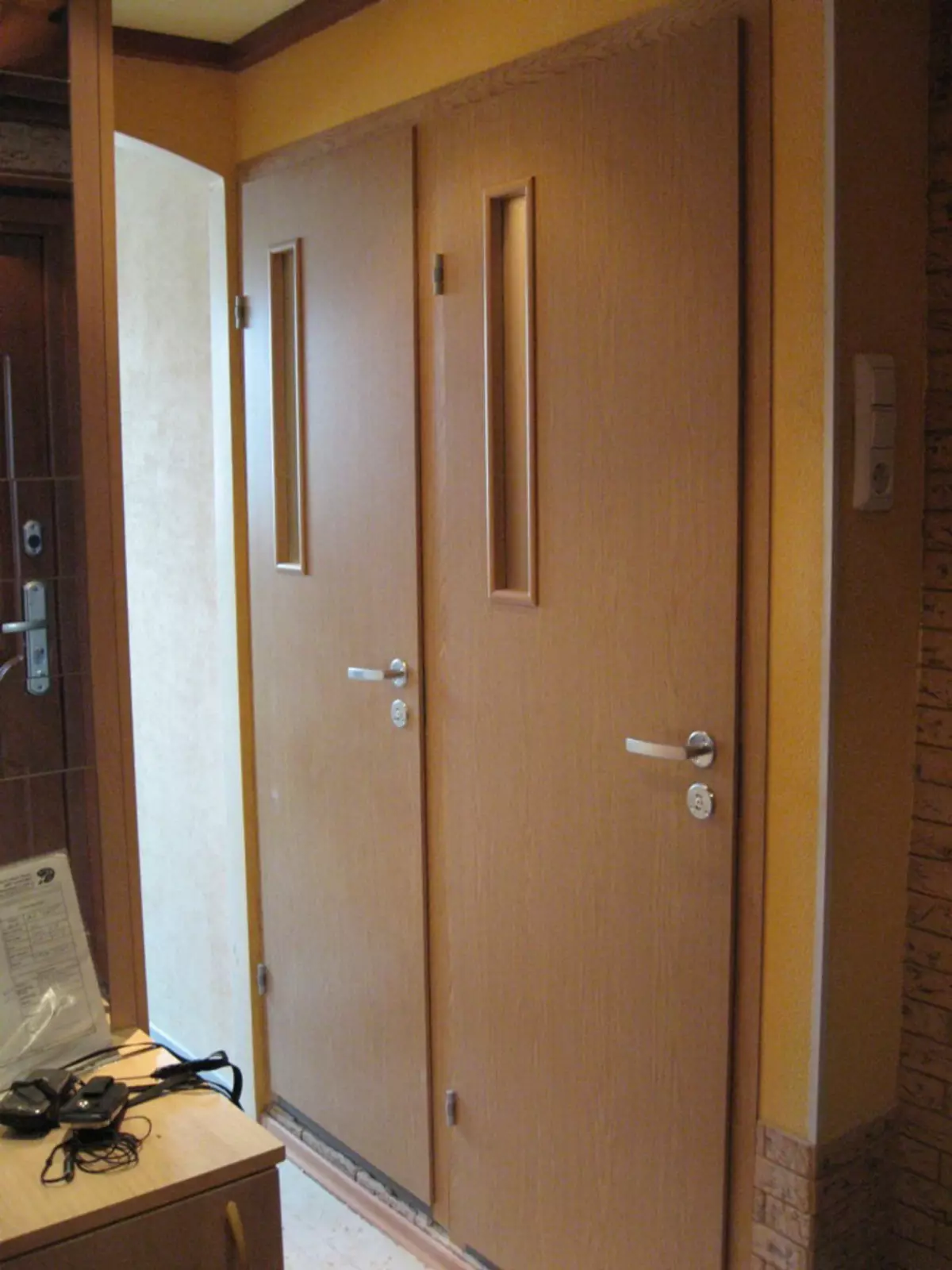двери в ванную комнату и туалет с установкой