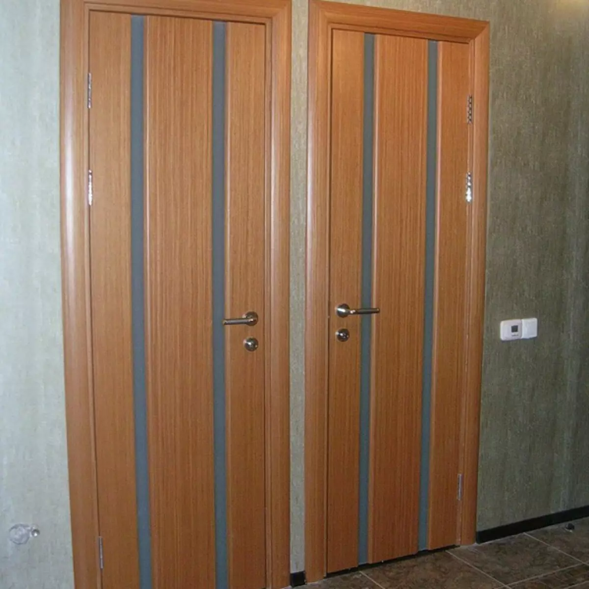 Vrata za kopalnico in WC (81 fotografij): Kaj bolje dati v sobo? Kako izbrati vrata za kopalnico? Pregled plastičnih in drsnih modelov, širine in drugih dimenzij vrat 10083_42