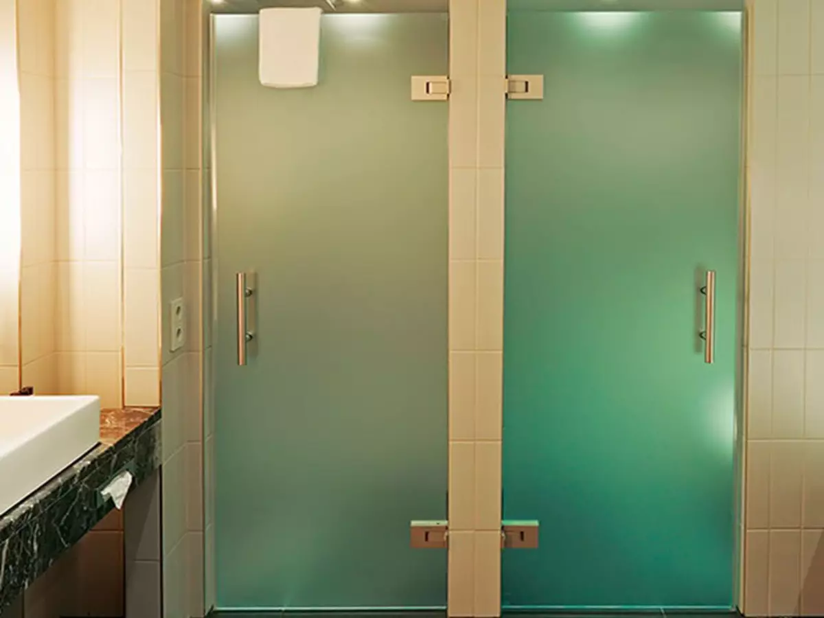 浴室和廁所的門（81張照片）：更好的放在房間裡？如何選擇浴室的門？門的塑料和滑動模型，寬度和其他尺寸的概述 10083_49