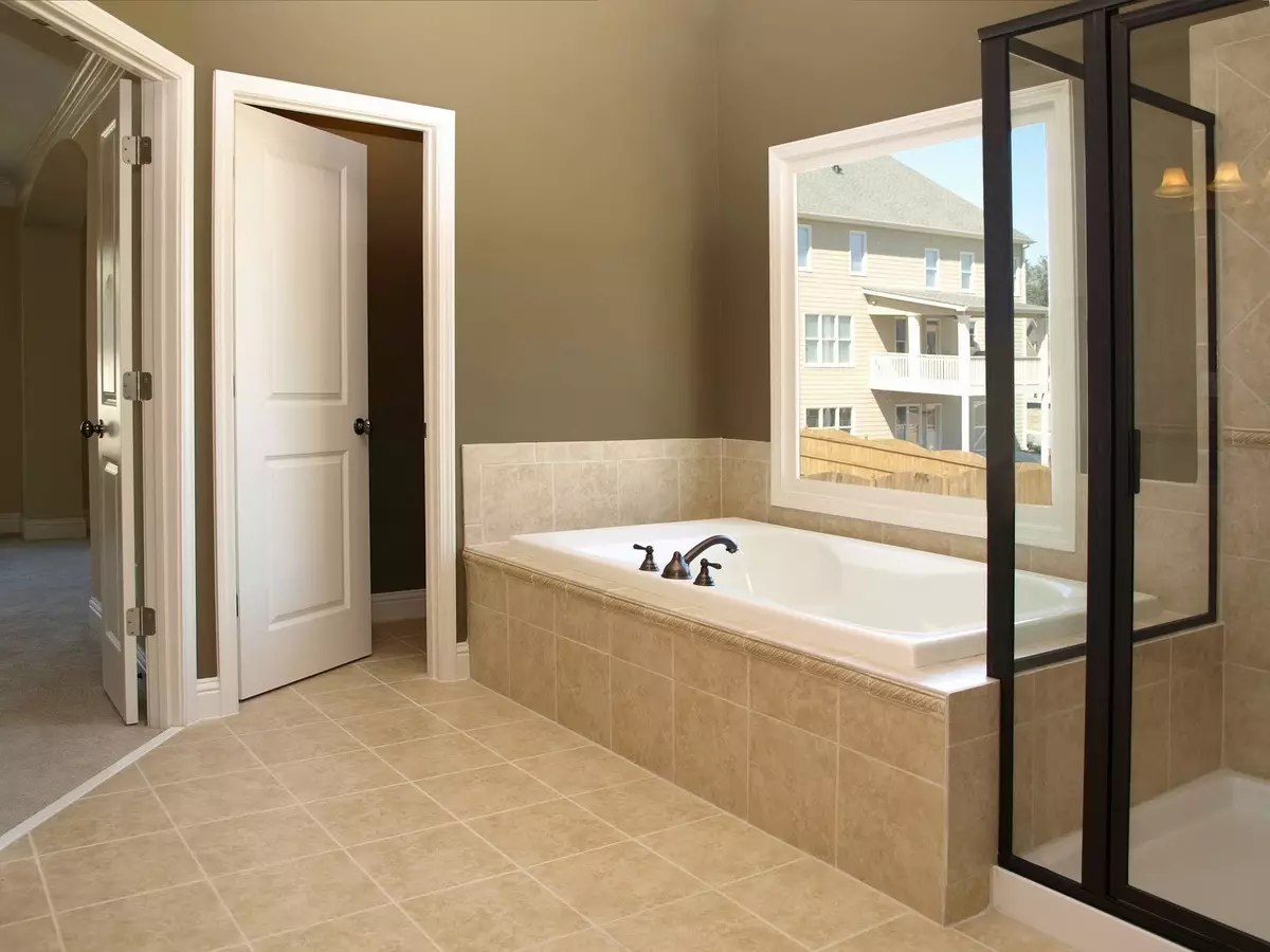 浴室和厕所的门（81张照片）：更好的放在房间里？如何选择浴室的门？门的塑料和滑动模型，宽度和其他尺寸的概述 10083_5