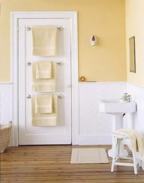 Pintu untuk bilik mandi dan tandas (81 foto): Apa yang lebih baik untuk dimasukkan ke dalam bilik? Bagaimana untuk memilih pintu untuk bilik mandi? Gambaran keseluruhan model plastik dan gelongsor, lebar dan lain-lain dimensi pintu 10083_57