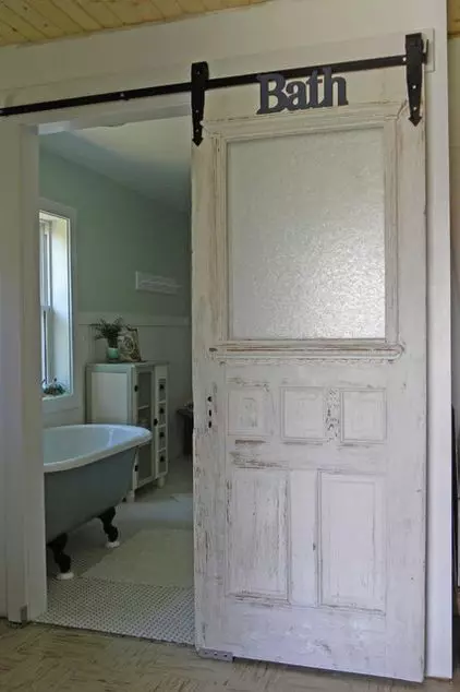 Døre til badeværelset og toilet (81 billeder): Hvad bedre at sætte i værelset? Hvordan vælger du dørene til badeværelset? Oversigt over plastik og glidende modeller, bredde og andre dimensioner af døre 10083_58