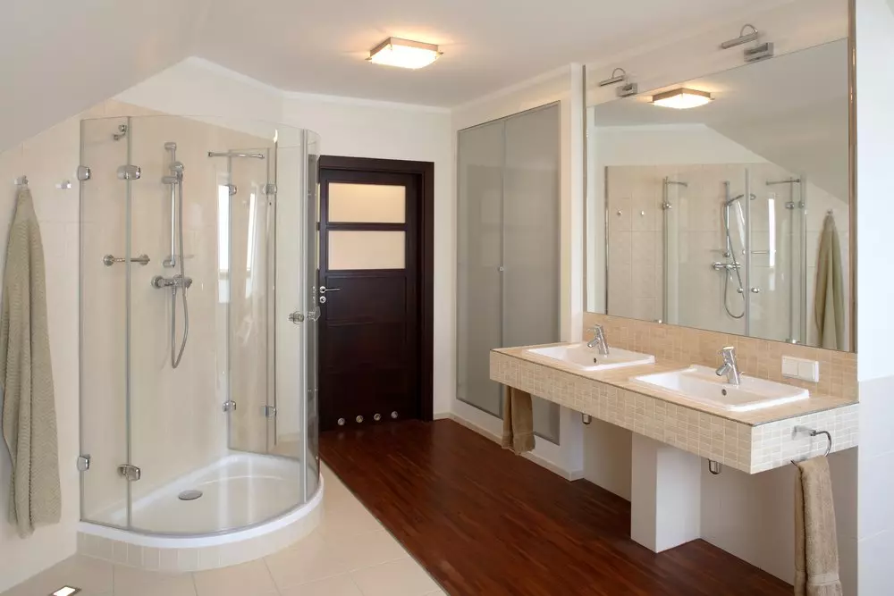 Dörrar till badrummet och toaletten (81 bilder): Vad bättre att sätta i rummet? Hur man väljer dörrarna för badrummet? Översikt över plast- och glidmodeller, bredd och andra dimensioner av dörrar 10083_59