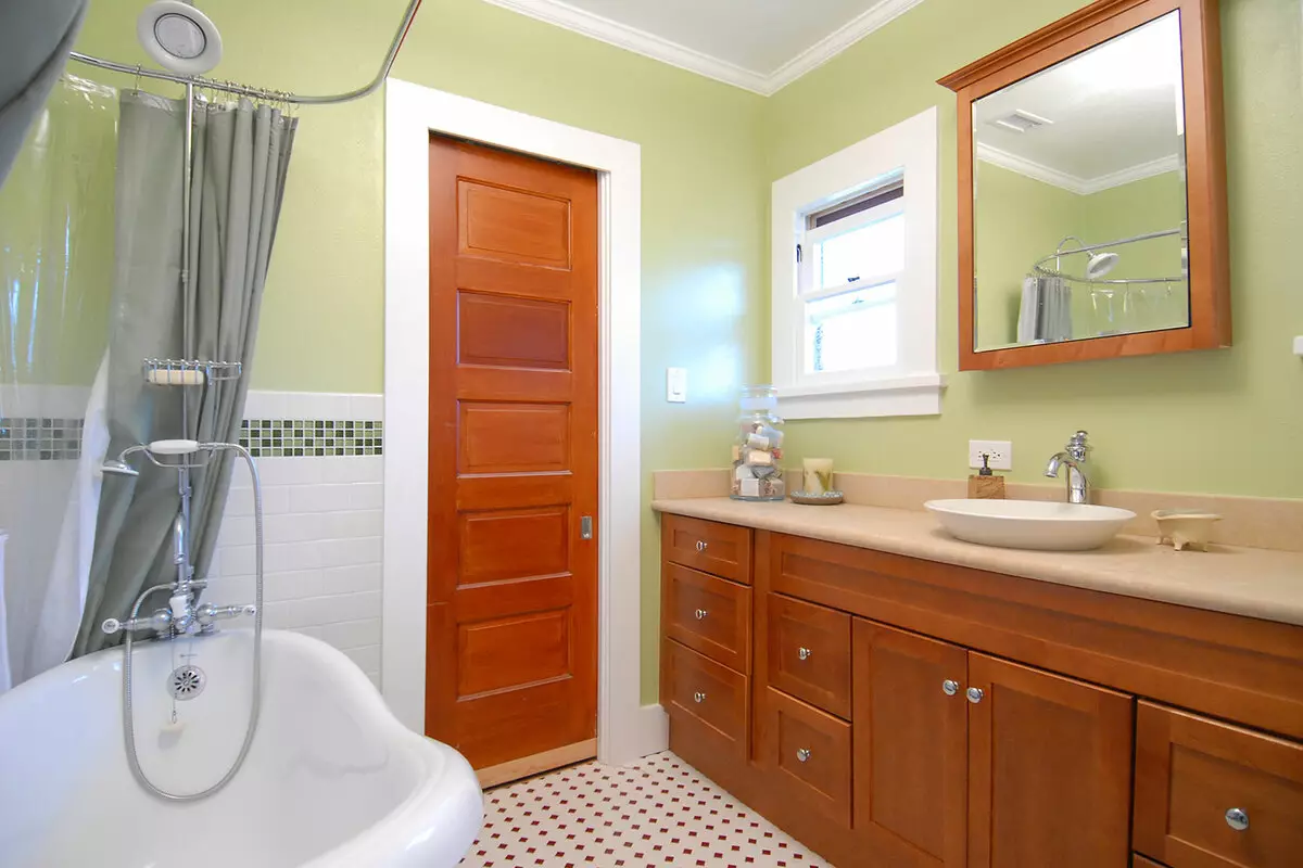 Ajtók a fürdőszobában és a WC-nek (81 fotók): Mi jobb, ha a szobába kerülne? Hogyan válasszuk ki az ajtókat a fürdőszobában? A műanyag és csúszó modellek áttekintése, szélessége és egyéb dimenziói 10083_72