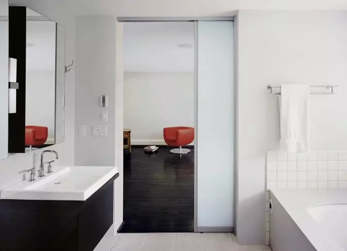 બાથરૂમમાં અને ટોઇલેટ (81 ફોટા) માટેના દરવાજા: રૂમમાં શું સારું છે? બાથરૂમ માટે દરવાજા કેવી રીતે પસંદ કરો? પ્લાસ્ટિક અને બારણું મોડલ્સ, પહોળાઈ અને દરવાજાના અન્ય પરિમાણોનું વિહંગાવલોકન 10083_73