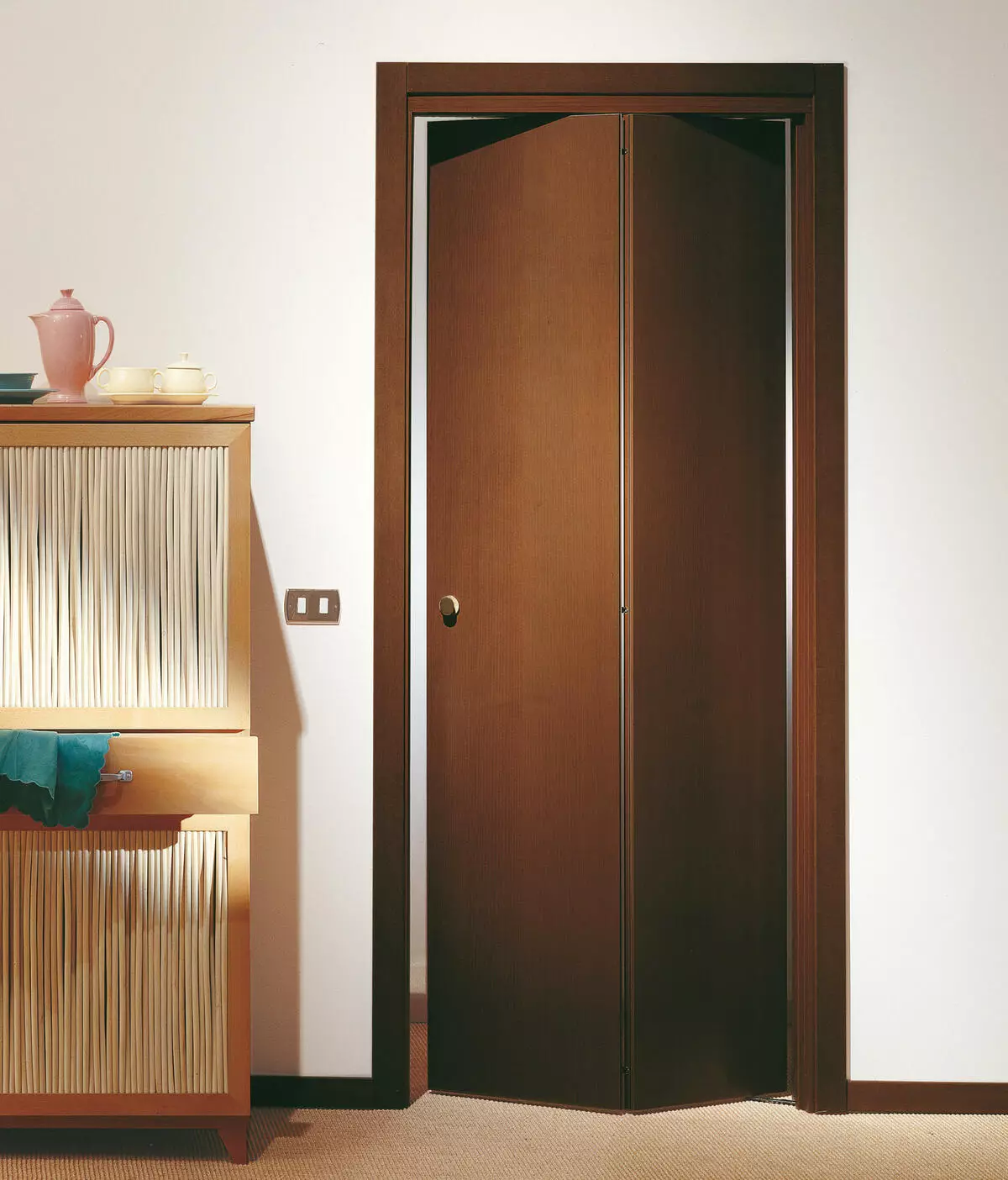 Врата за купатило и тоалет (81 фотографија): Шта је боље ставити у собу? Како одабрати врата за купатило? Преглед пластичних и клизних модела, ширине и других димензија врата 10083_74