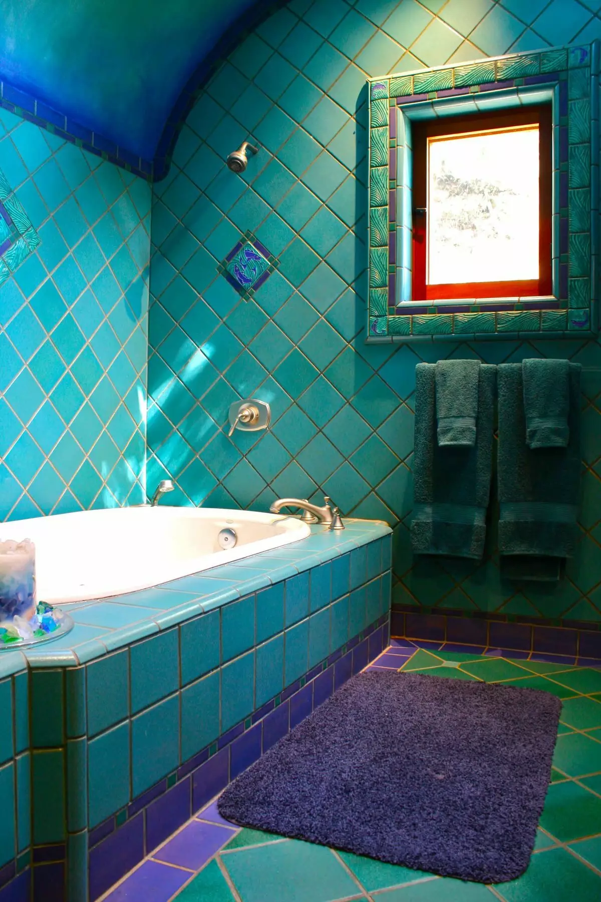 Ванная комната в сине-зеленых тонах