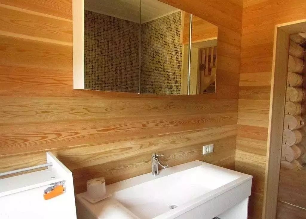 Πώς να χωρίσετε τους τοίχους στο μπάνιο εκτός από πλακάκια; 65 φωτογραφίες: Επιλογές σχεδίασης. Ταπετσαρίες και άλλα υλικά φινιρίσματος. Τι μπορεί να ραμμένο και το τοίχωμα αντί του κεραμιδιού; 10108_17