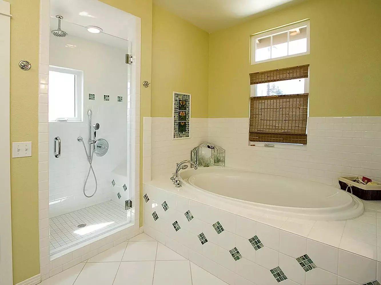 Kuinka erottaa seinät muussa kylpyhuoneessa kuin laatat? 65 Valokuvat: Design-asetukset. Taustakuvat ja muut viimeistelymateriaalit. Mitä voidaan ommeltua ja seinän sijasta laatta? 10108_3